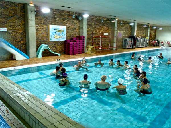 Photo de groupe dans la piscine