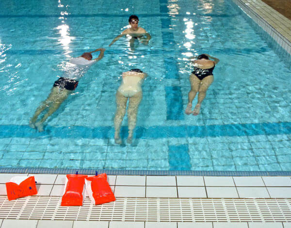 Stage de natation collectif en piscine à Paris pour apprendre à nager