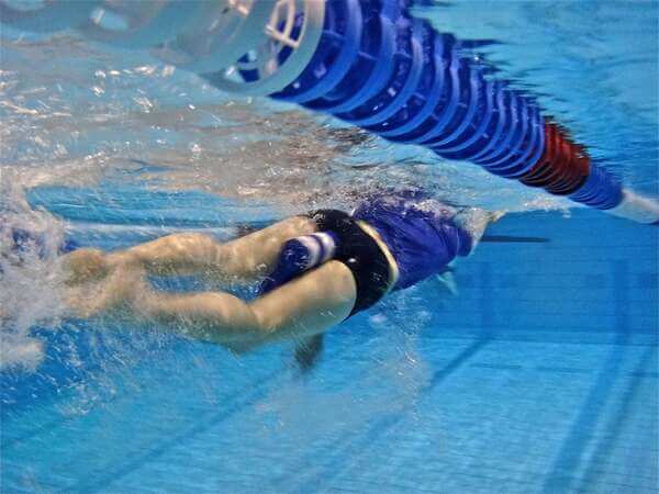 Stage de natation collectif en piscine à Paris pour apprendre à nager