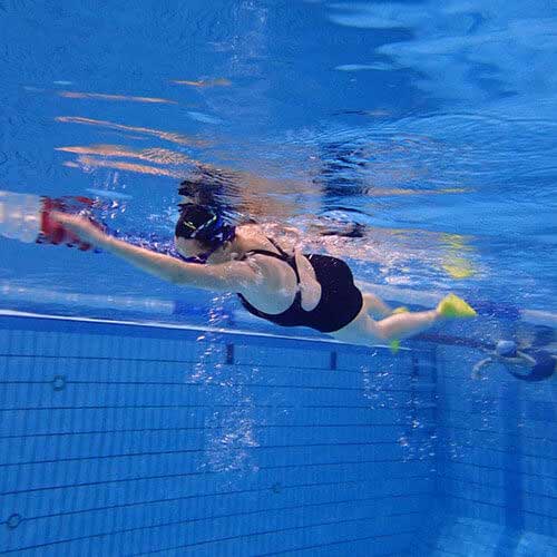 Stagiaire en cours de natation à Paris | Le pied dans l'eau